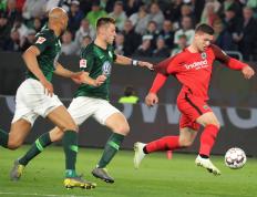 开云体育官网-德甲争冠战之夜，富安健洋主宰比赛走向