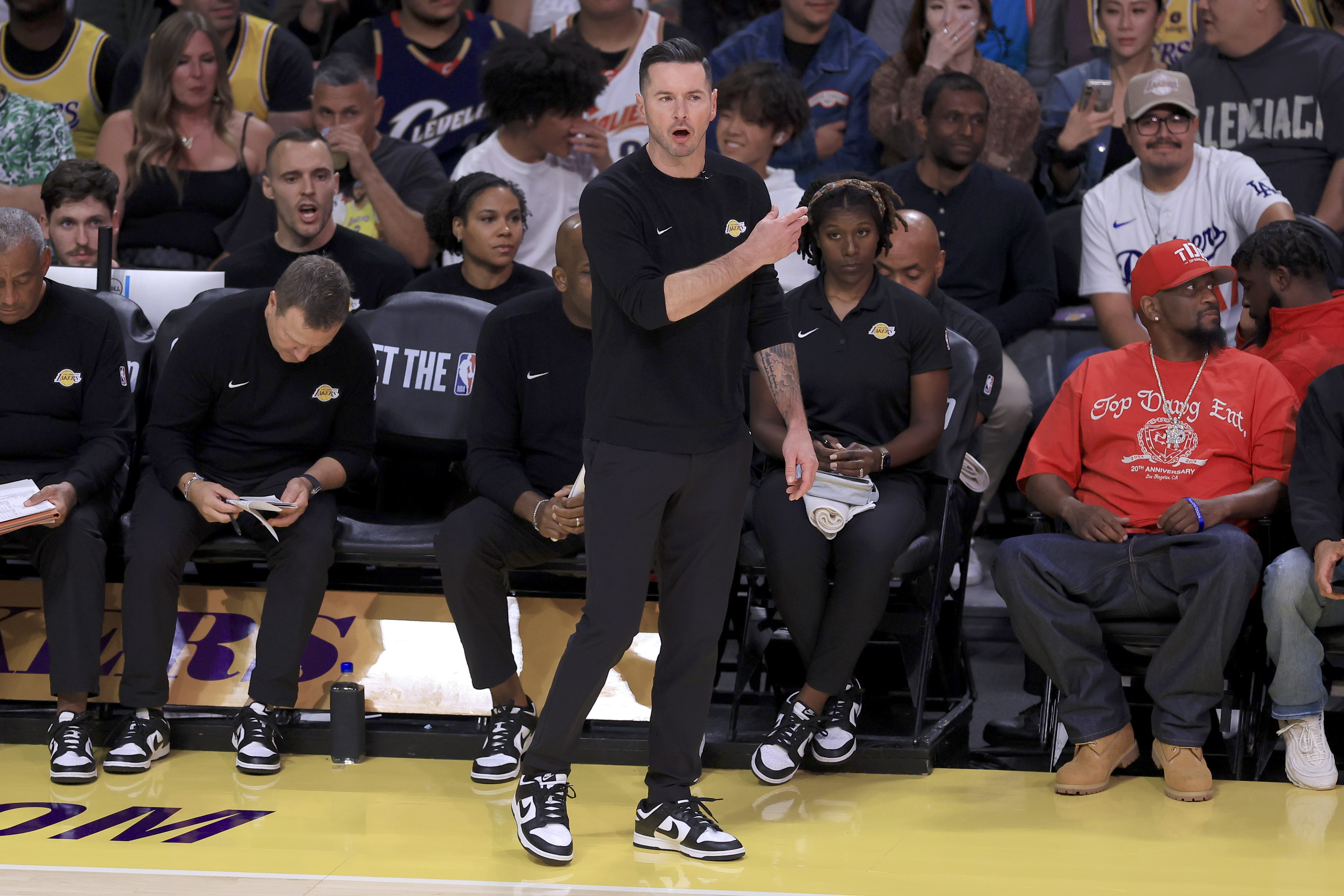 开云体育-湖人大胜国王：詹姆斯砍下三双