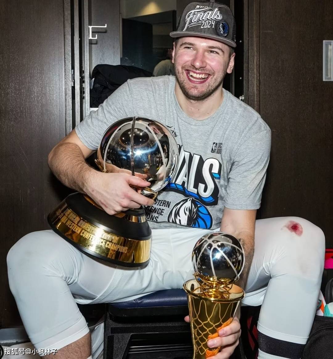 开云体育中国-足球选手发挥出色，荣膺最佳MVP